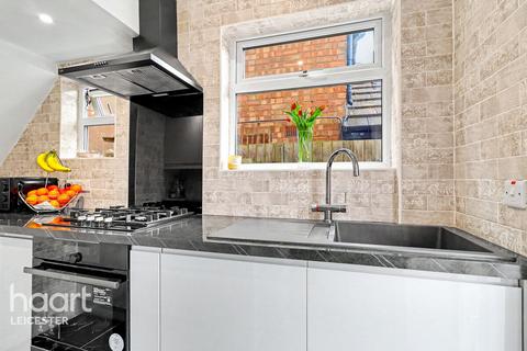 3 bed property, in Somerset Avenue, £280,000