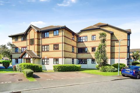 2 bed property, in Calshot Court, £190,000