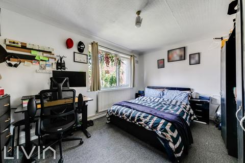 2 bed property, in Cameron Road, £220,000