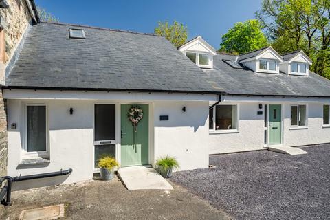 2 bed property, in Mill Street, £180,000