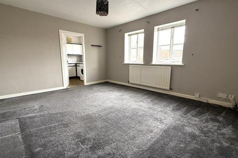 2 bed property, in Pinewood, £84,950