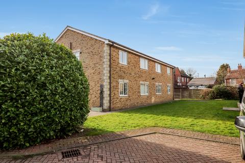 2 bed property, in Ashwood Green, £95,000
