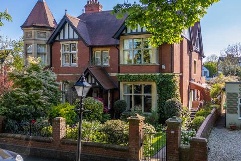 4 bed property, in Victoria Square, £1,195,000