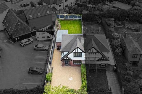 4 bed property, in Halls Road, £379,000
