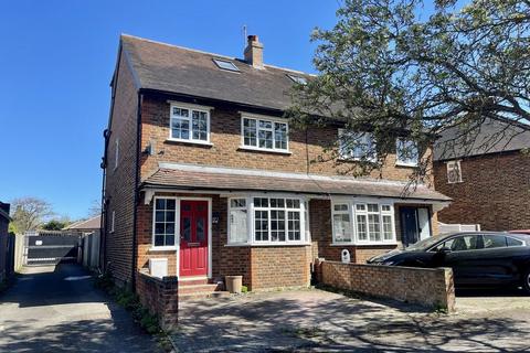 3 bed property, in Kings Road, £850,000