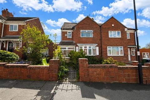 2 bed property, in Mount Close, £100,000