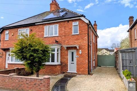 3 bed property, in Clifford Avenue, £370,000