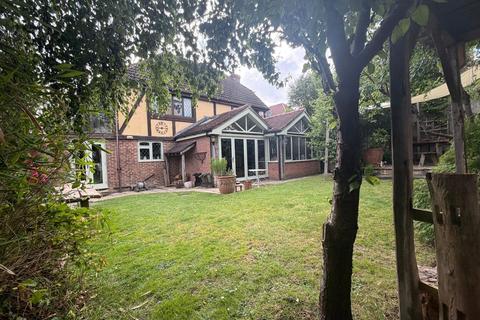 5 bed property, in Elm Way, £700,000