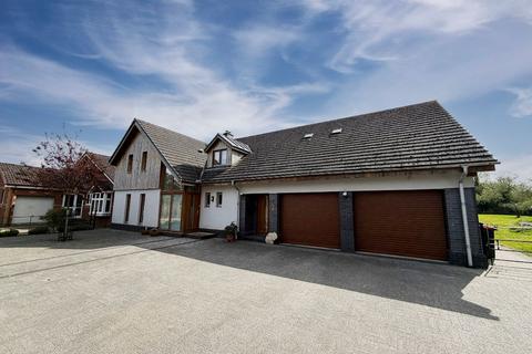 5 bed property, in Harvey Drive, £1,350,000