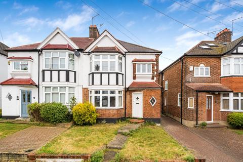 3 bed property, in Laurel Way, £895,000