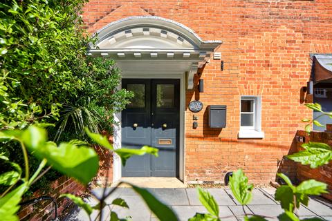 3 bed property, in Brook Street, £765,000