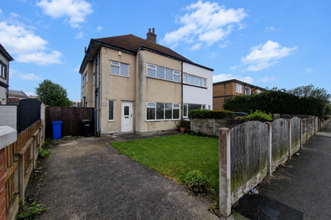 3 bed property, in Grange Road, £125,000