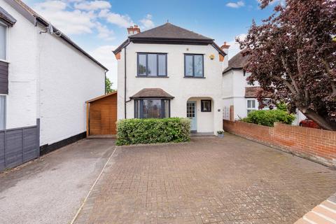 3 bed property, in Cookham Road, £650,000