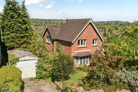 2 bed property, in Courts Hill Road, £475,000