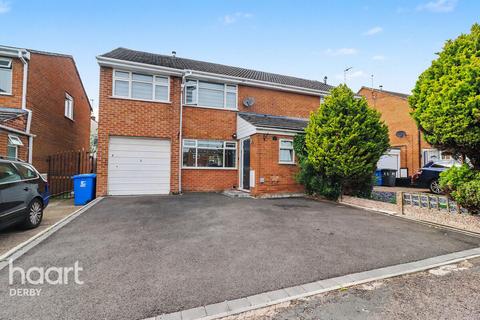 4 bed property, in Gary Close, £300,000