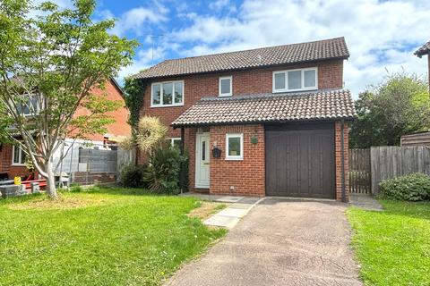4 bed property, in Pipers Grove, £399,950
