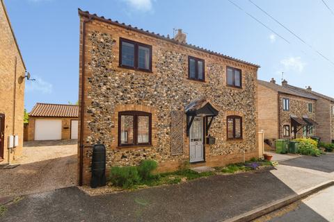 4 bed property, in St. Nicholas Street, £300,000