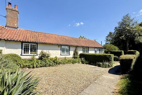 2 bed property, in The Tye, £200,000