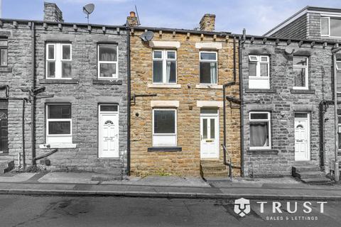 2 bed property, in Bromley Street, £65,000