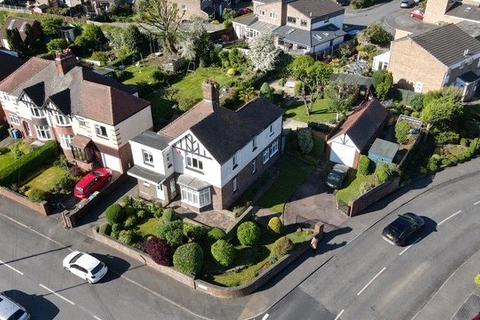 4 bed property, in Park View Road, £610,000