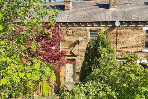 4 bed property, in High Street, £250,000
