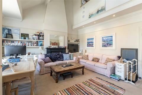3 bed property, in Putney Bridge Road, £690,000