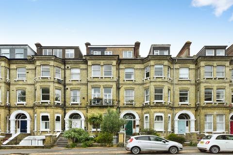 1 bed property, in Cromwell Road, £200,000