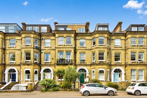 1 bed property, in Cromwell Road, £180,000