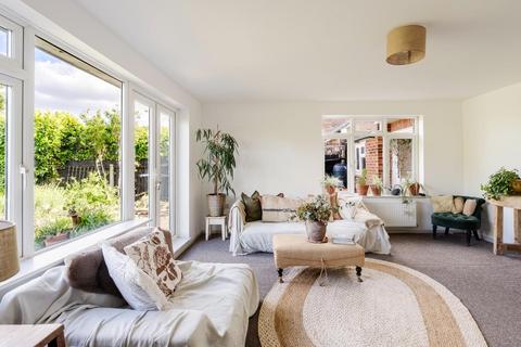 2 bed property, in Ipswich Road, £475,000