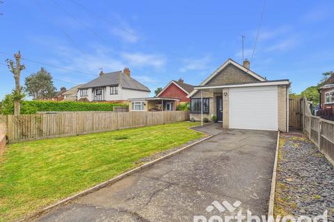 2 bed property, in Lower Road, £400,000