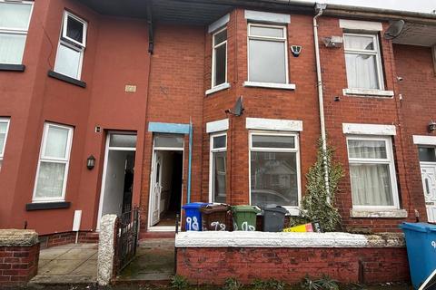 2 bed property, in South Street, £190,000