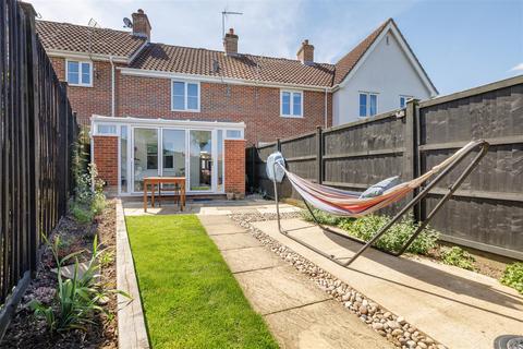 2 bed property, in Roman Way, £220,000