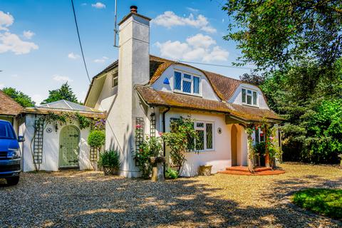 3 bed property, in Rockford, £800,000