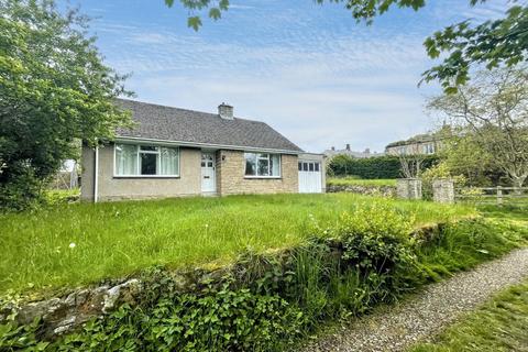 2 bed property, in Main Street, £325,000