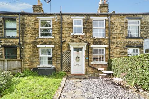 2 bed property, in Radcliffe Terrace, £140,000