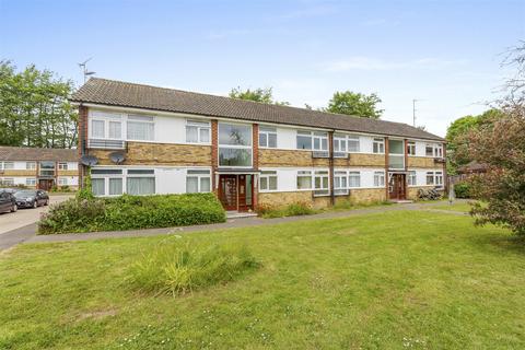 1 bed property, in Shelburne Court, £200,000