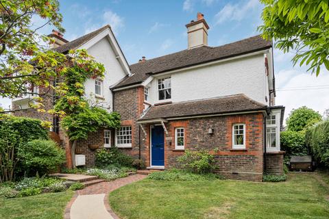 4 bed property, in St. Nicholas Avenue, £900,000