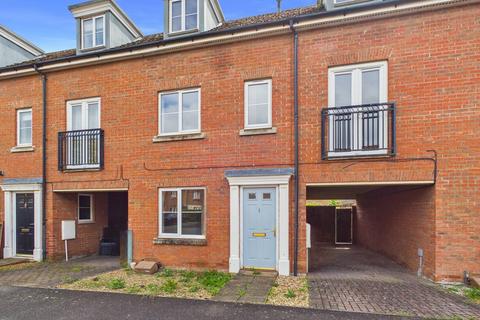 4 bed property, in Bay Walk, £230,000