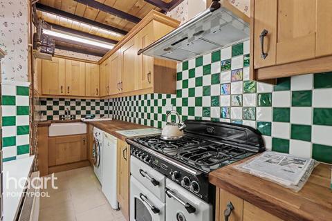 3 bed property, in Waterloo Road, £135,000
