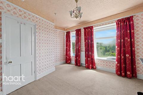 3 bed property, in Waterloo Road, £135,000