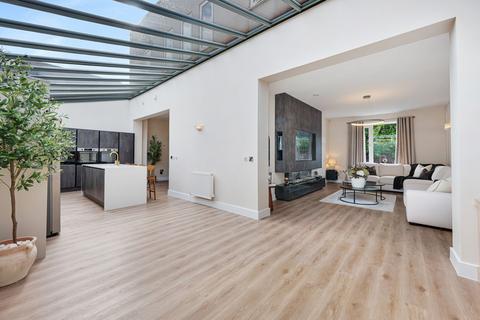 3 bed property, in Ellenbrook Road, £500,000