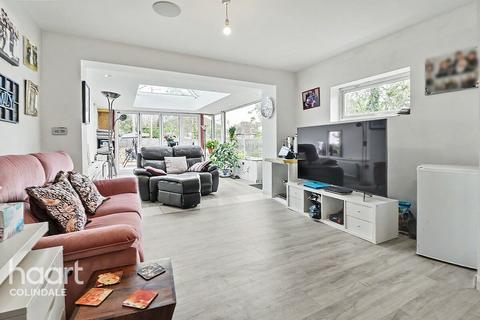 2 bed property, in Maytree Close, £450,000