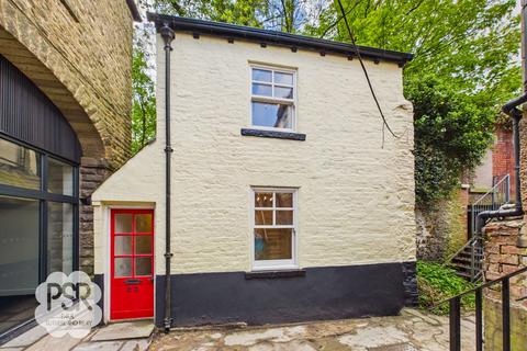 1 bed property, in Market Street, £140,000