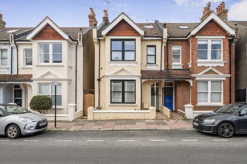 5 bed property, in Arundel Road, £789,000