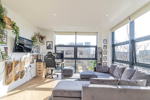 1 bed property, in Silbury Boulevard, £170,000