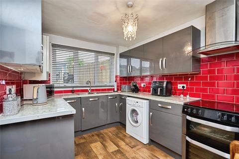3 bed property, in Chichester Walk, £195,000