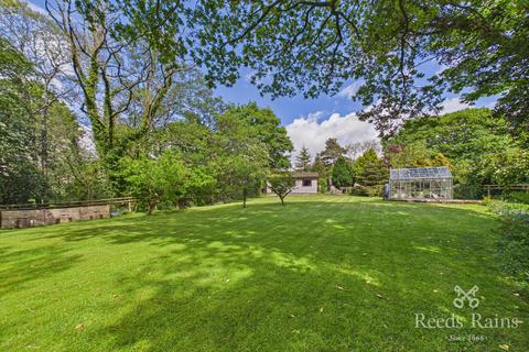 4 bed property, in Trough Road, £599,950