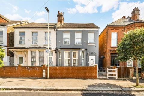 3 bed property, in Yew Grove, £600,000