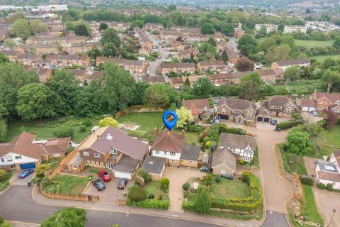 4 bed property, in Hillfield Road, £750,000