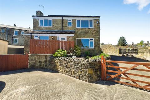 4 bed property, in Chapel Walk, £375,000